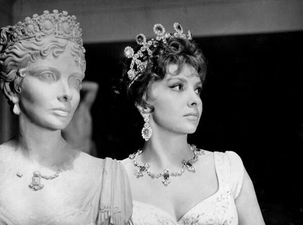 В марте не стало итальянской актрисы Джины Лоллобриджиды. Она родилась в 1927 году в Субиако, Италия. Была названа &quot;Самой красивой женщиной в мире&quot; после того, как снялась в фильме 1955 года, и стала воплощением прототипа итальянской красоты.На фото: Лоллобриджида позирует на съемках фильма &quot;Императорская Венера&quot; режиссера Жана Деланнуа в 1963 году.  (Фото AFP) - Sputnik Беларусь
