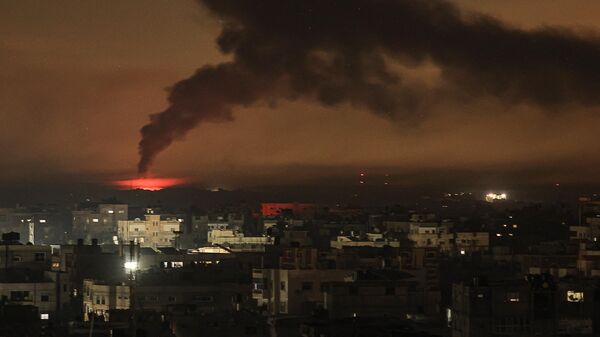На снимке, сделанном в Рафахе, виден клуб дыма после израильской бомбардировки Хан-Юниса на юге сектора Газа - Sputnik Беларусь