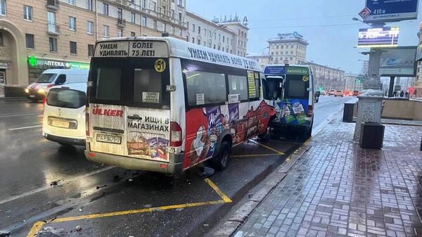 Две маршрутки столкнулись на проспекте Независимости в Минске - Sputnik Беларусь