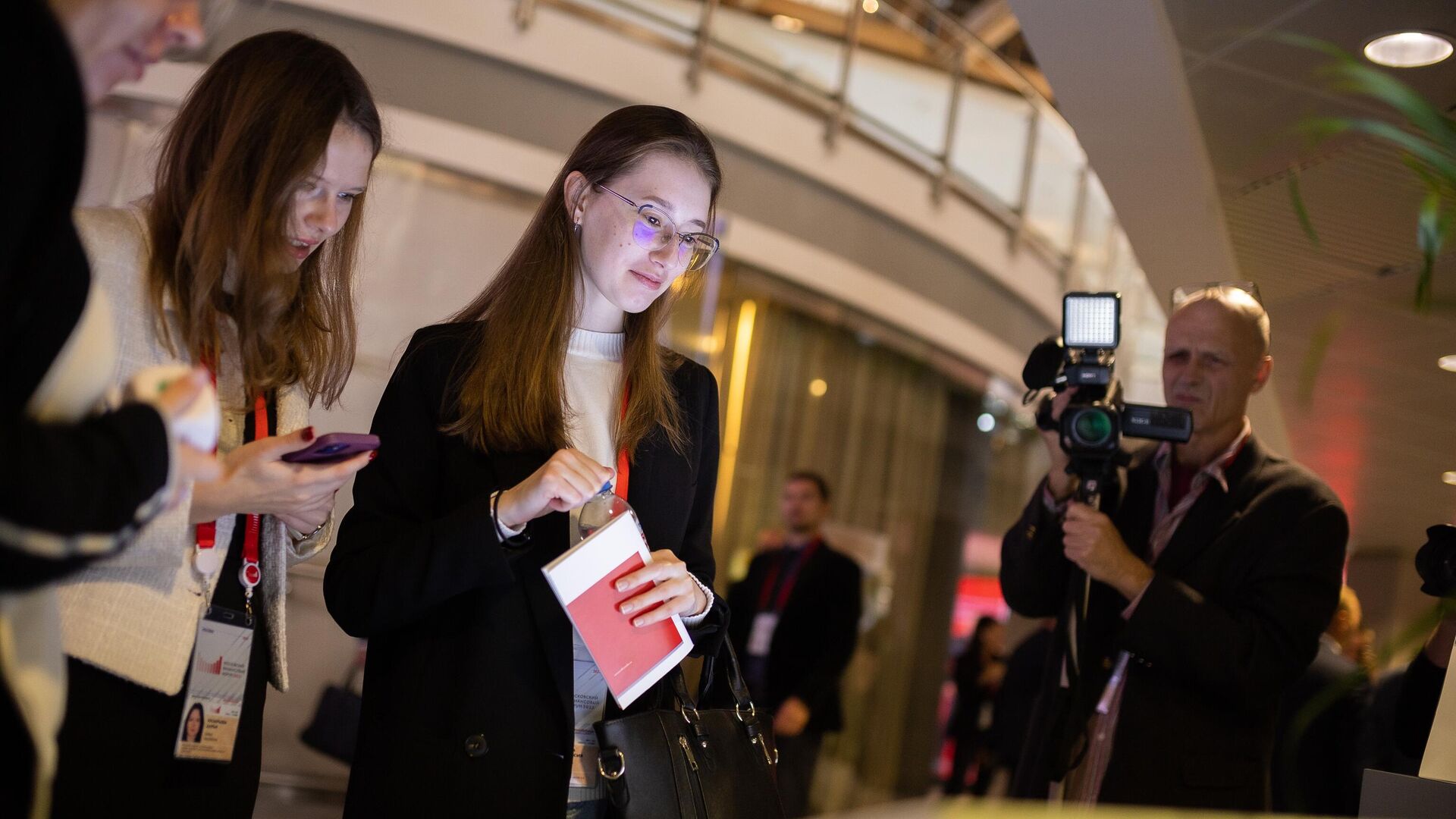 Студенты московских вузов на стенде Мои финансы на МФФ 2023 - Sputnik Беларусь, 1920, 12.12.2023