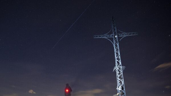 След в небе группы спутников Starlink компании SpaceX - Sputnik Беларусь