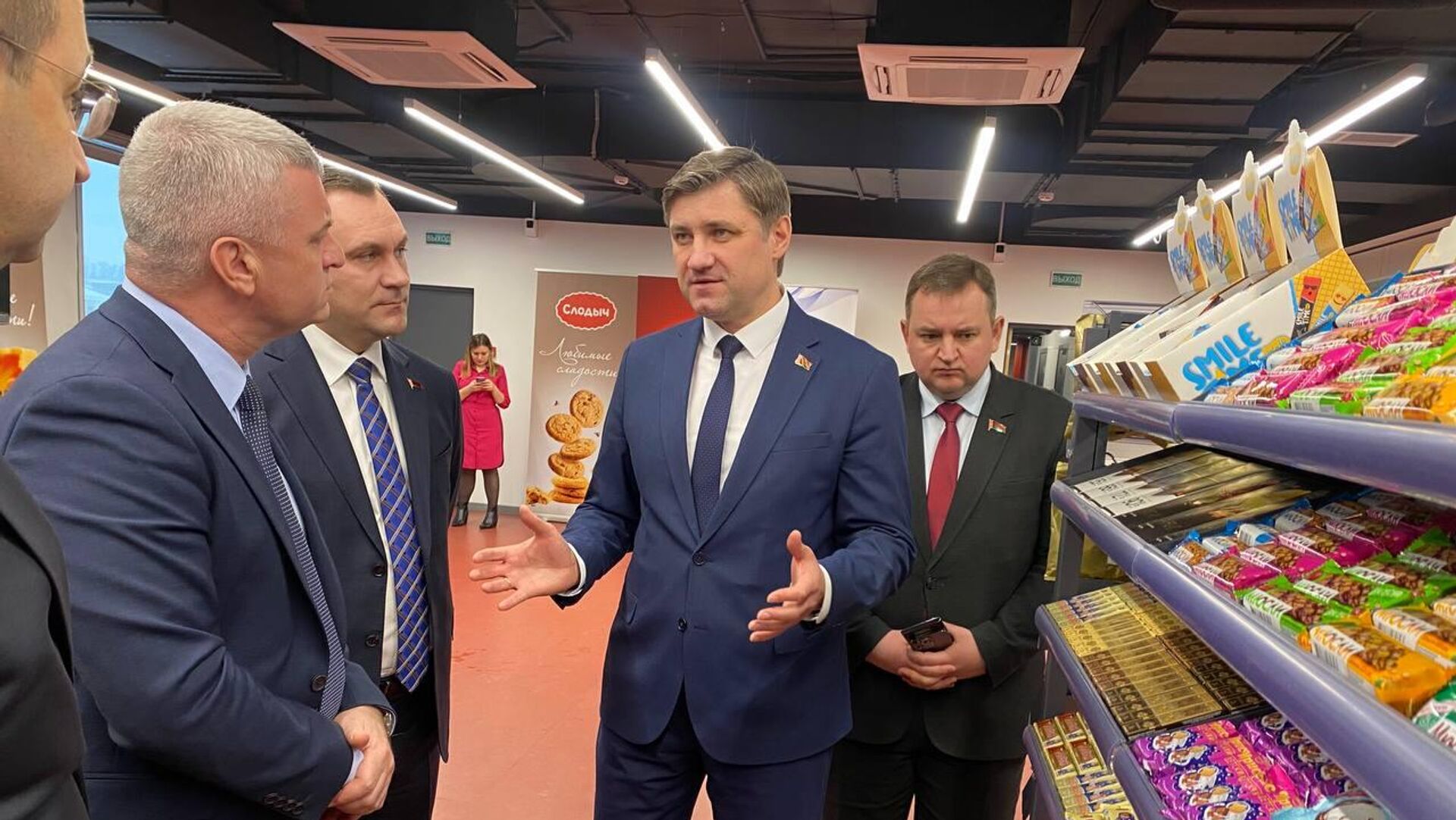 Глава МАРТ Алексей Богданов обсудил торговлю в прикассовых зонах - Sputnik Беларусь, 1920, 12.12.2023