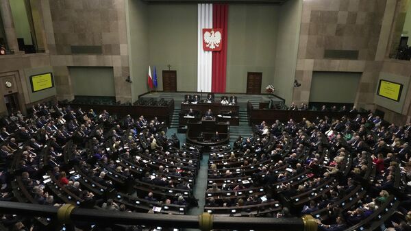Новоизбранный премьер-министр Польши Дональд Туск обращается к законодателям в парламенте в Варшаве, Польша, во вторник, 12 декабря 2023. - Sputnik Беларусь