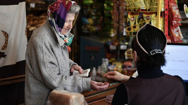 Пожилая женщина у кассы - Sputnik Беларусь