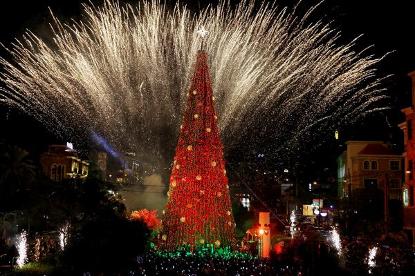 Фейерверк освещает небо во время церемонии зажжения рождественской елки в городе Библос на севере Ливана. - Sputnik Беларусь