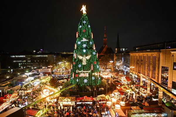 Рождественская елка из более чем 1000 отдельных красных елей из региона Зауэрланд, на рождественской ярмарке в Дортмунде, западная Германия. По словам организаторов, рождественская елка считается самой большой в мире. - Sputnik Беларусь