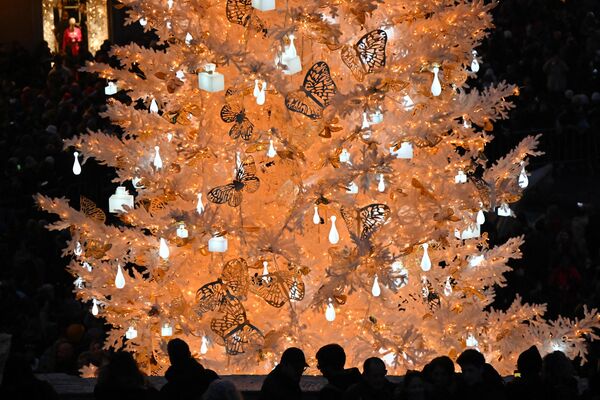 Рождественская елка у подножия Испанской лестницы в Риме. - Sputnik Беларусь