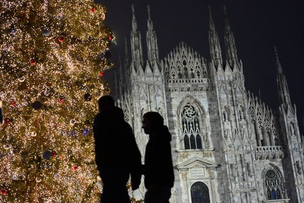 Такое рождественское дерево установили на площади Дуомо в Милане. - Sputnik Беларусь