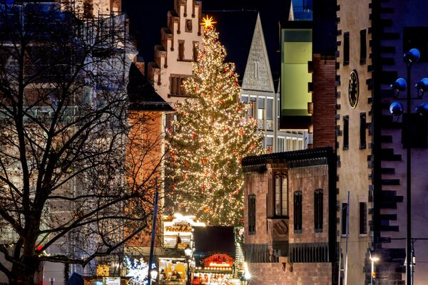 Рождественская елка на ярмарке в Германии. - Sputnik Беларусь