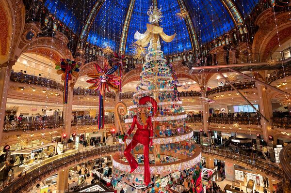 Огромное новогоднее дерево в магазине Galéries Lafayette в Париже. - Sputnik Беларусь