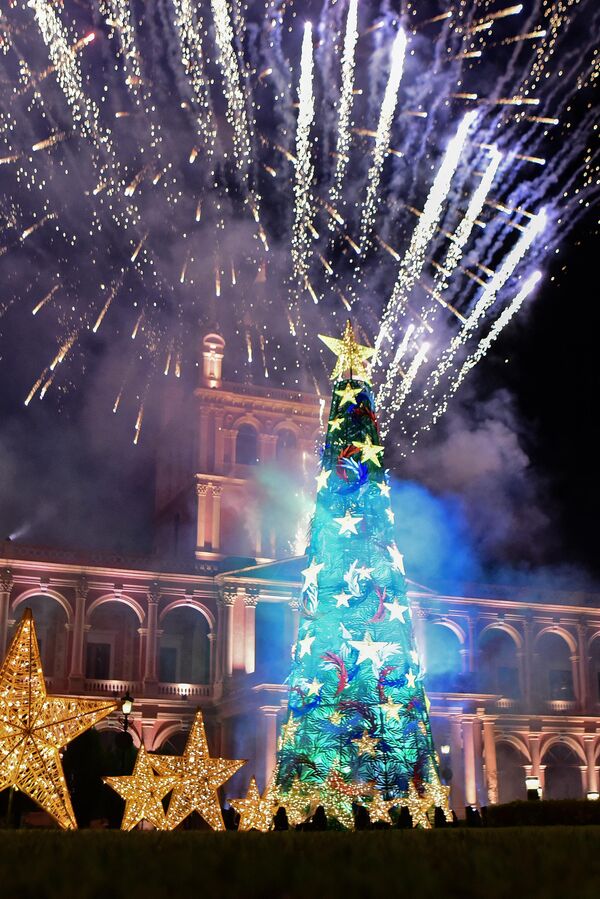 Фейерверк зажигается на большой рождественской елке в президентском дворце Лопес в Асунсьоне (Парагвай). - Sputnik Беларусь