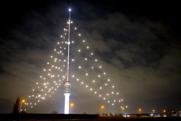 Огни &quot;самой большой рождественской елки в Нидерландах&quot; – башни Гербранди, также известной как передающая башня Лопика. Эту башню украшают как рождественское дерево с 1992 года. - Sputnik Беларусь