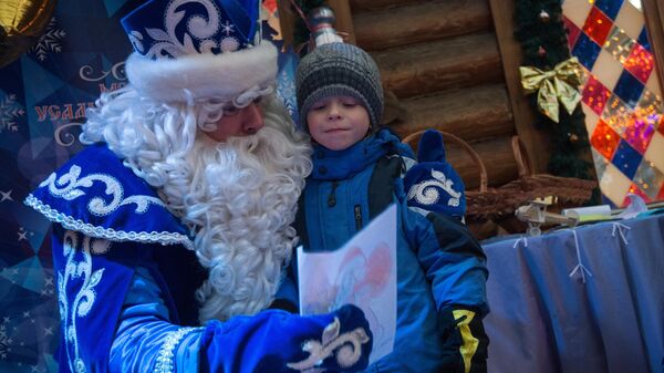 Дед Мороз держит в руках детский рисунок - Sputnik Беларусь