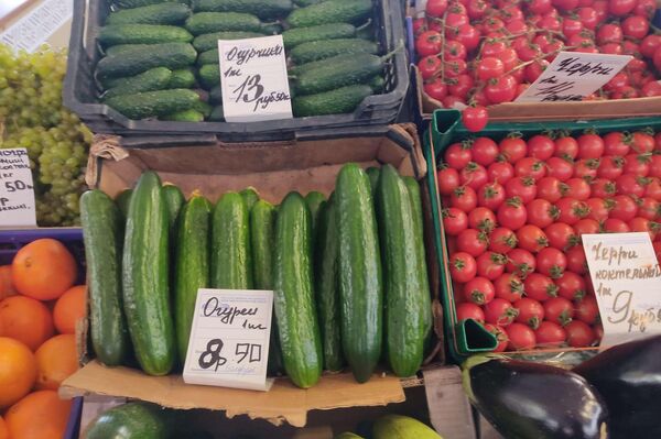 Цены на овощи и зелень на Комаровском рынке  - Sputnik Беларусь