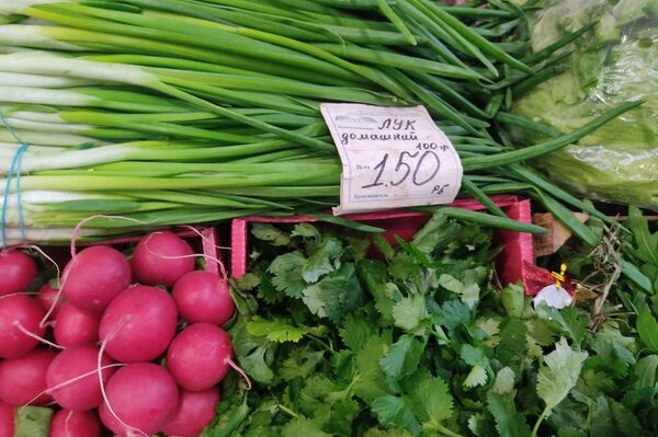 Цены на овощи и зелень на Комаровском рынке  - Sputnik Беларусь