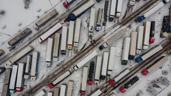 Украинские грузовики на стоянке рядом с польско-украинским пограничным переходом Корчова - Sputnik Беларусь