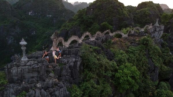 Туристы на вершине горы Дракона на смотровой площадке пещер Муа во вьетнамской провинции Ниньбинь - Sputnik Беларусь