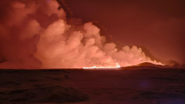 Дым и лава во время извержения вулкана на полуострове Рейкьянес - Sputnik Беларусь