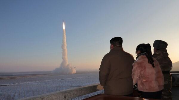 Ким Чен Ын с дочерью наблюдал за запуском межконтинентальной баллистической ракеты - Sputnik Беларусь