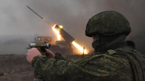 Военнослужащий МО РФ производит наведение реактивной системы залпового огня БМ-21 Град - Sputnik Беларусь