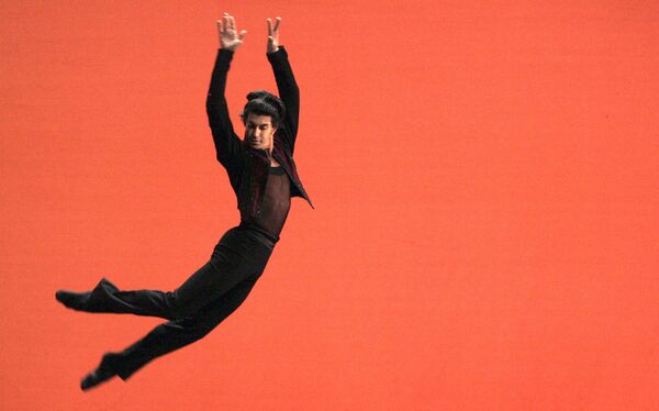 На фото: Николай Цискаридзе на генеральной репетиции балета французского хореографа Ролана Пети &quot;Кармен-соло&quot;, 27 октября 2007 года - Sputnik Беларусь