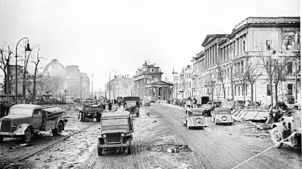 Берлин весной 1945 года, вдали (слева) видно здание Рейхстага - Sputnik Беларусь
