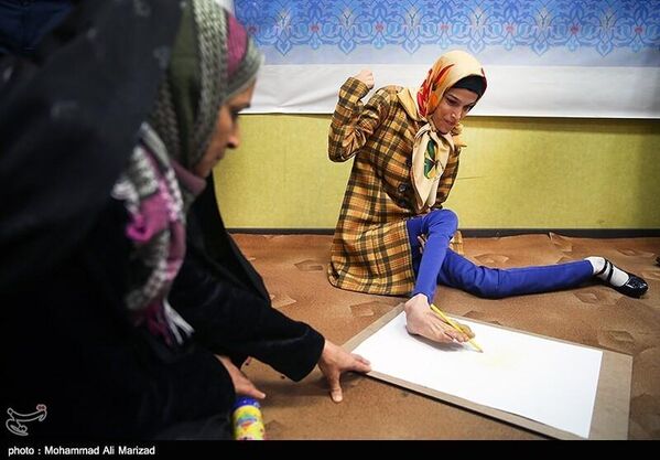 Фатеме Хамами Насрабади появилась на свет 1 февраля 1989 года в небольшом городке Сефид Шахр в провинции Исфахан. Ее мать ждала девочек-близнецов. Одна из них –Захра родилась здоровой, а Фатеме – почти полностью парализованной. Врачи сказали роженице, что ребенок испытывал кислородное голодание, что и привело к тяжелой инвалидности.Ногами вместо рук она пользуется с трех лет, по ее собственным слов, нет проблем с компьютерами и мобильными телефонами.До пятого класса вместе с сестрой ходила в обычную школу, но затем ее забрали оттуда – на обучение двух дочерей сразу у семьи не было финансовых возможностей. В школе она научилась начала писать, а затем и рисовать. Фатеме стала интернет-сенсацией, когда выложила на своей страничке в соцсетях портрет Криштиану Роналду. Когда пятикратный обладатель &quot;Золотого мяча&quot; стал играть за саудовский клуб &quot;Аль-Наср&quot;, он приехал в Иран на один из матчей. Тогда и встретился со своей преданной поклонницей. Она подарила ему портрет, а он ей – свою футболку.СМИ тогда писали, что по местным законам Роналду, обнявший и поцеловавший Фатиме, не имел права к ней прикасаться. Якобы его поступок трактуется как &quot;прелюбодеяние, совершенное лицом, не состоящим в браке&quot;, за что ему грозит 99 плетей.Однако власти Ирана это официально опровергли. &quot;Роналду был очень хорошо принят народом и властями, когда находился в Иране с 18 по 19 сентября 2023 года на футбольном матче. Его искренняя и гуманная встреча с Фатеме Хамами также получила высокую оценку и восхищение как народа, так и спортивных властей страны&quot;, – сообщила пресс-служба посольства Ирана в Испании. - Sputnik Беларусь