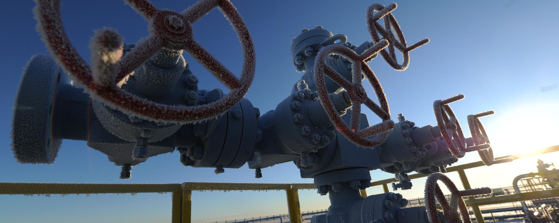 На площадке куста скважин Бованенковского месторождения в Ямало-Ненецком автономном округе - Sputnik Беларусь, 1920, 22.01.2026