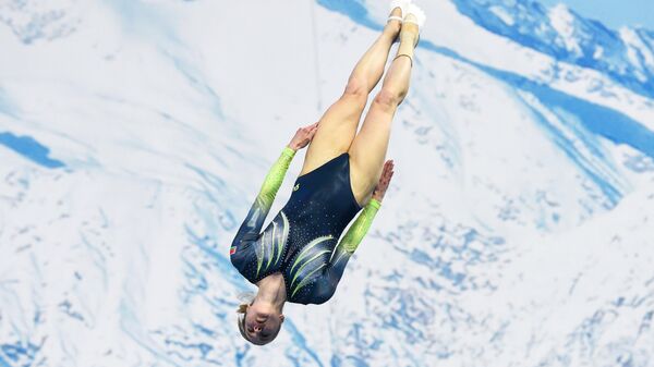 Татьяна Петреня выступает в финале командных соревнований по прыжкам на батуте  - Sputnik Беларусь
