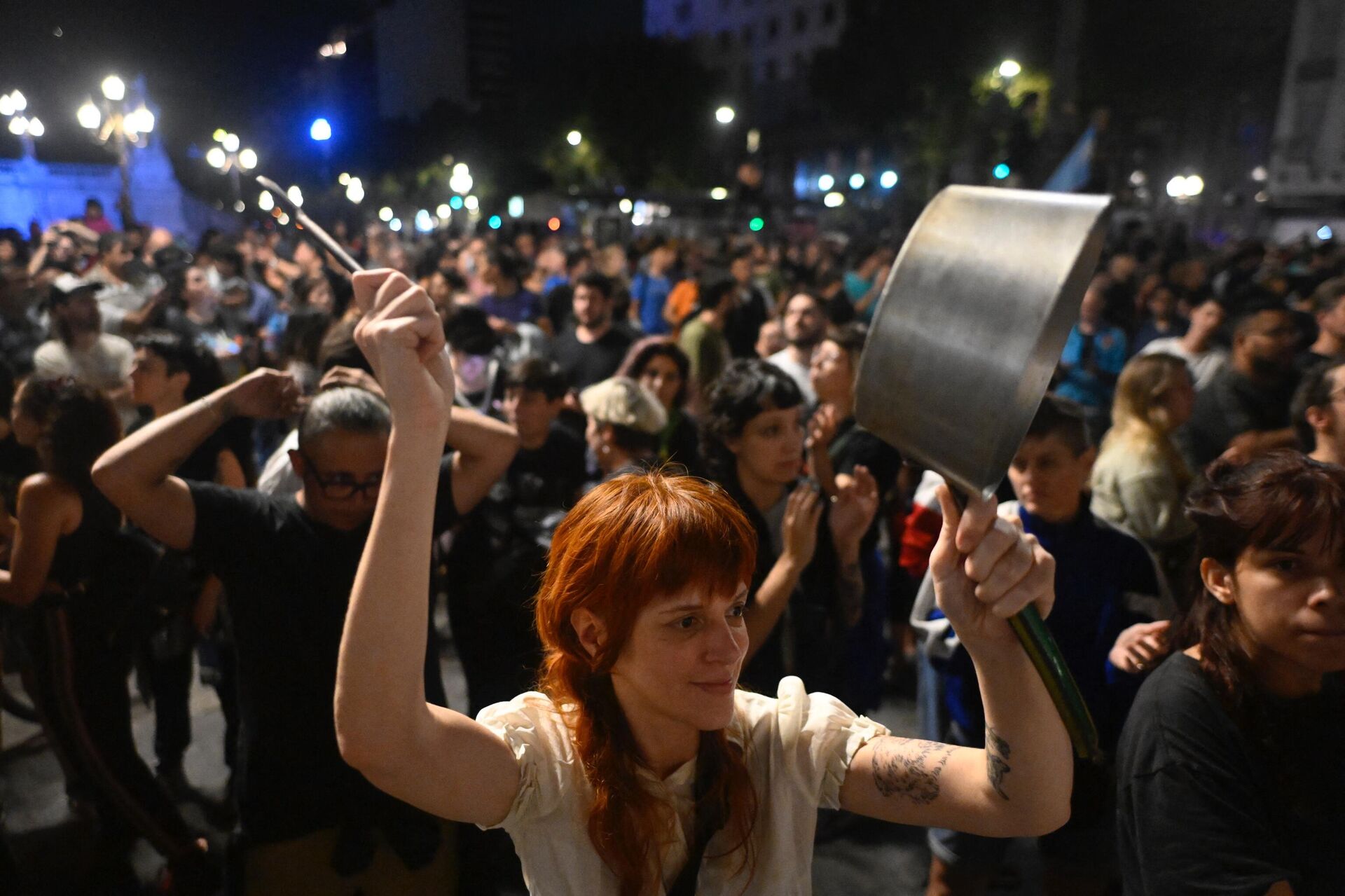 Люди стучат в кастрюли во время демонстрации против нового правительства президента Аргентины Хавьера Милея - Sputnik Беларусь, 1920, 21.12.2023