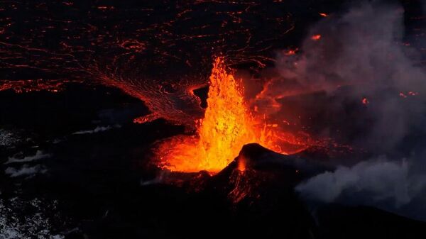 Извержение вулкана в Исландии сняли на видео с дрона - Sputnik Беларусь