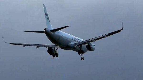 Самолет чуть не сдуло ветром в момент посадки в британском аэропорту (видео) - Sputnik Беларусь