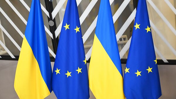 Государственные флаги Украины и флаги с символикой Евросоюза  - Sputnik Беларусь