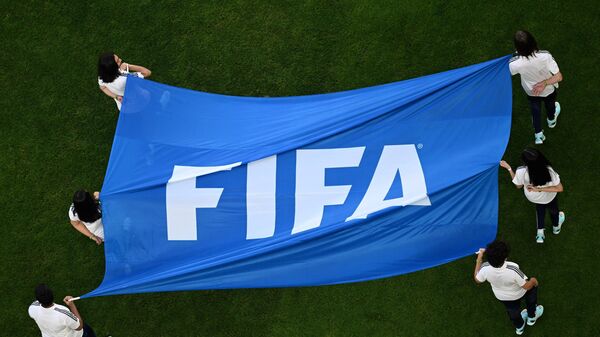Флаг ФИФА развевается на поле перед началом футбольного матча - Sputnik Беларусь