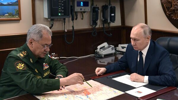 Президент РФ Владимир Путин во время доклада министра обороны РФ Сергея Шойгу - Sputnik Беларусь