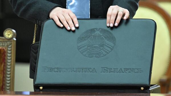 Портфель президента Беларуси Александра Лукашенко - Sputnik Беларусь
