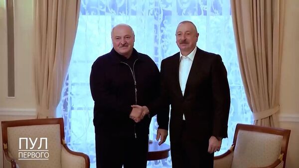 Лукашэнка і Аліеў правялі сустрэчу без гальштукаў у Санкт-Пецярбургу – відэа - Sputnik Беларусь