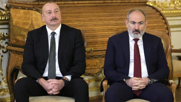 Президент Азербайджана Ильхам Алиев (слева) и премьер-министр Армении Никол Пашинян - Sputnik Беларусь