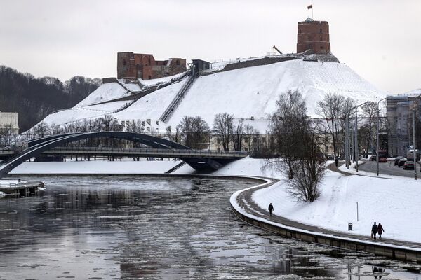 ​Люди гуляют по заснеженным берегам реки Нерис в Вильнюсе. Литва, 5 декабря. - Sputnik Беларусь
