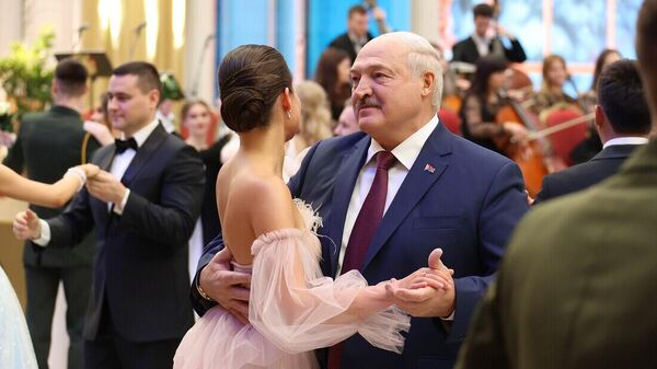 Лукашенко станцевал вальс на Новогоднем балу в Минске - Sputnik Беларусь