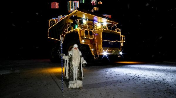Дед Мороз сел за руль БелАЗа в Западной Сибири - Sputnik Беларусь