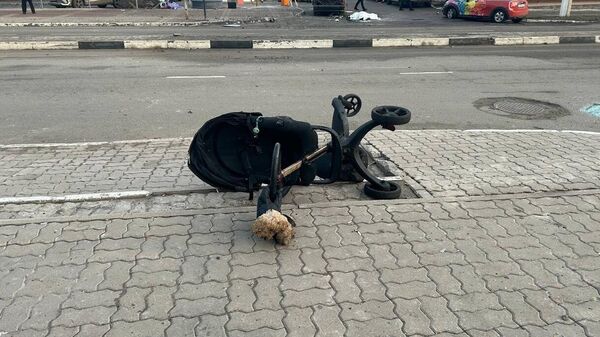 Детская коляска на улице в центре Белгорода после обстрела украинских войск - Sputnik Беларусь