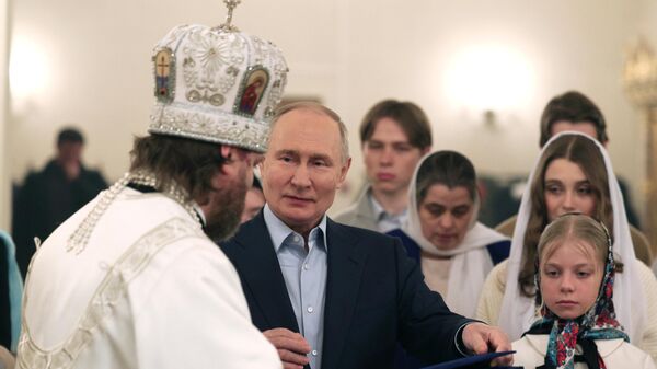 Президент России Владимир Путин во время Рождественского богослужения - Sputnik Беларусь