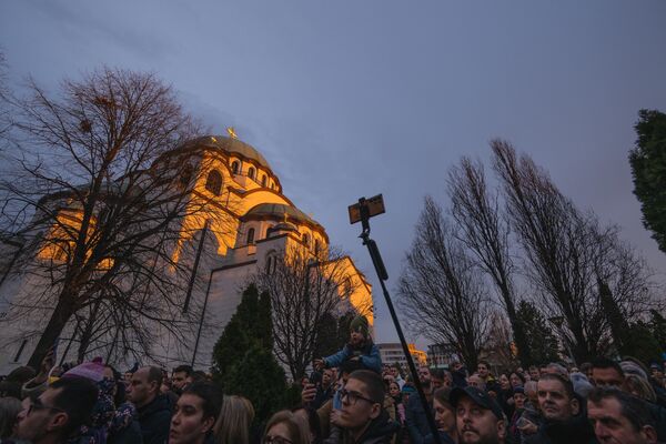 Люди собираются во время ежегодной церемонии разведения костра из сушеных дубовых ветвей, символа рождественского полена, в канун православного Рождества, в церкви Святого Саввы в Белграде - Sputnik Беларусь