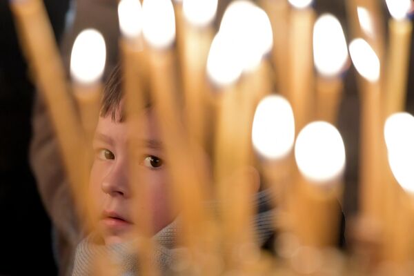 Ребенок перед началом Рождественской литургии в Казанском соборе в Санкт-Петербурге - Sputnik Беларусь