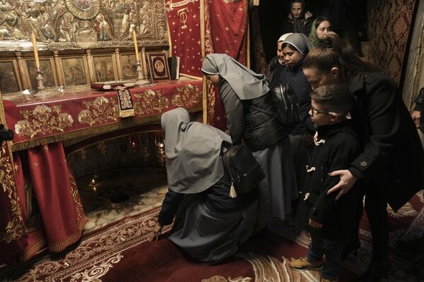 Монахини посещают грот церкви Рождества Христова, где родился Иисус Христос, накануне православного Рождества в Вифлееме. - Sputnik Беларусь