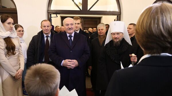 Президент Беларуси во время визита в храм на Рождество - Sputnik Беларусь