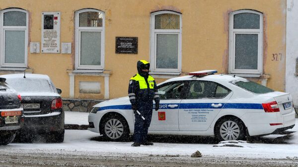 Сотрудник полиции на улице в Челябинске - Sputnik Беларусь