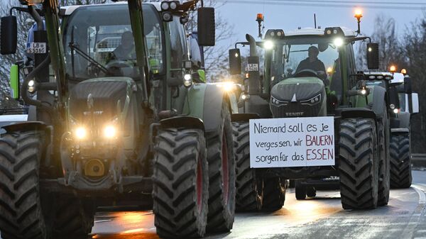 Плакат на тракторе Никто никогда не должен забывать, что мы, фермеры, обеспечиваем еду. - Sputnik Беларусь