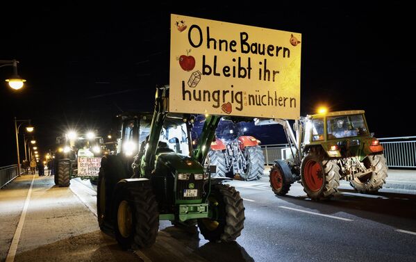 Фермеры на тракторах надпись на плакате: Без фермеров вы будете голодными и трезвыми - Sputnik Беларусь